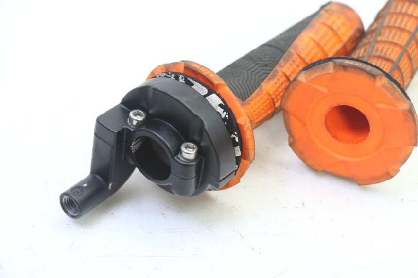 photo de POIGNEE ACCELERATEUR APOLLO RFZ 125 - Autre angle de vue