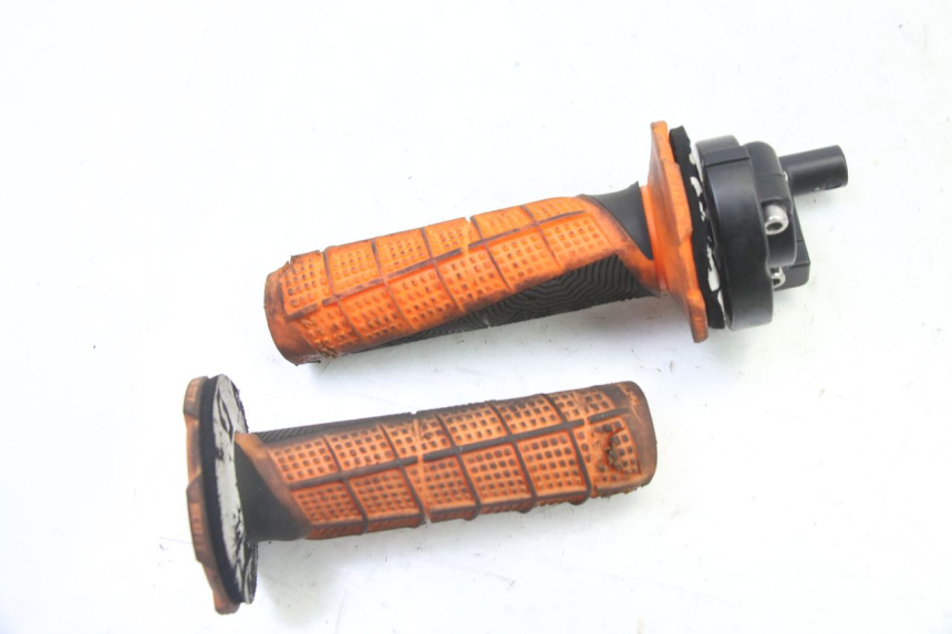 photo de POIGNEE ACCELERATEUR APOLLO RFZ 125 - Gros plan technique