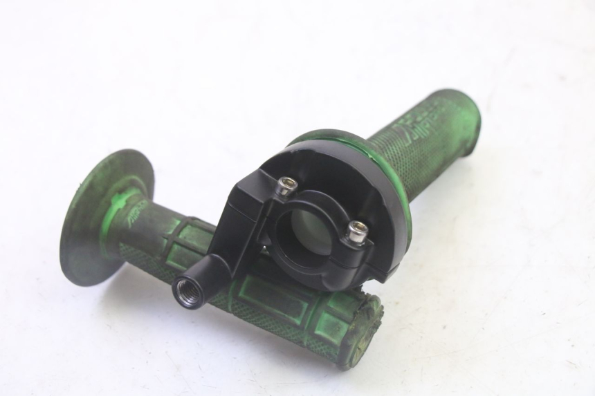 photo de POIGNEE ACCELERATEUR APOLLO RFZ 125 - Gros plan technique