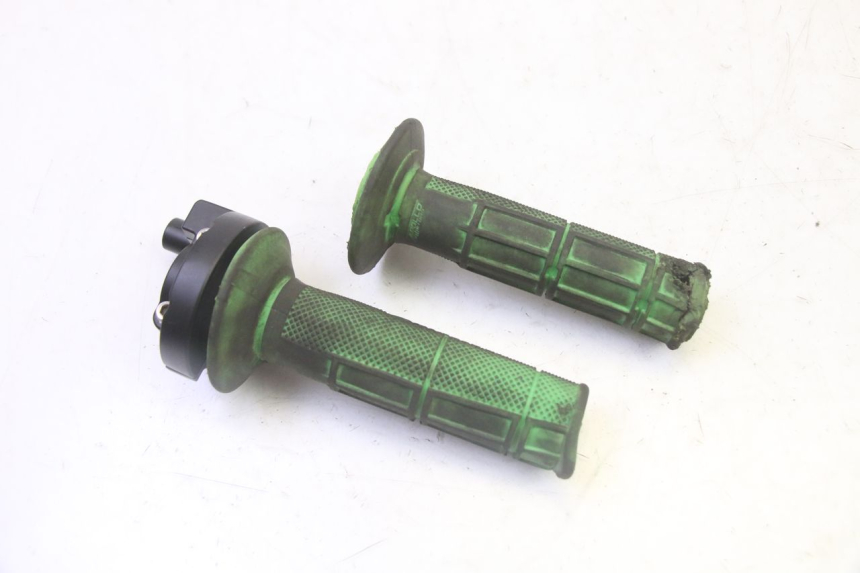 photo de POIGNEE ACCELERATEUR APOLLO RFZ 125 - Vue d’ensemble