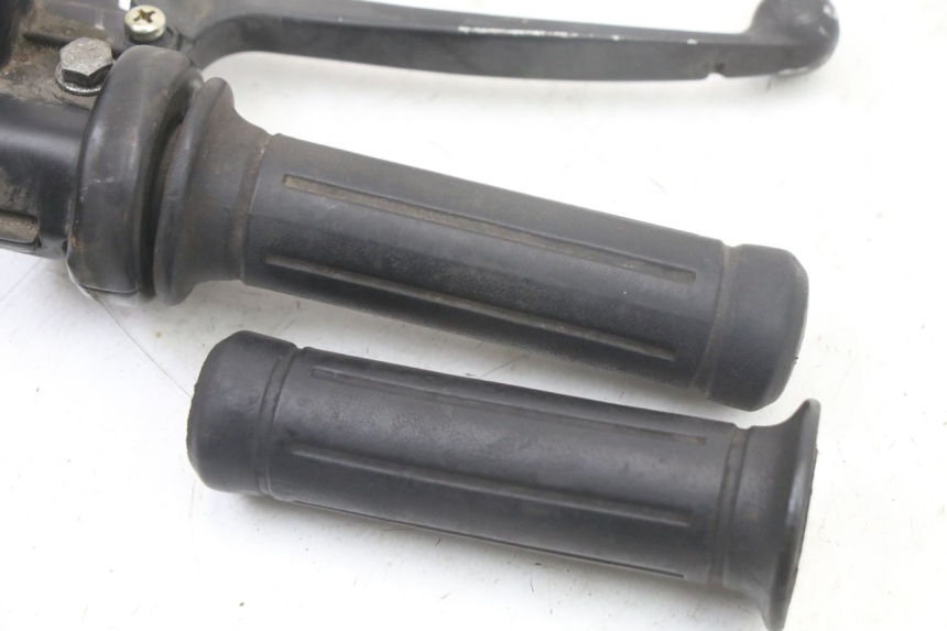 photo de POIGNEE ACCELERATEUR HONDA SCV LEAD 100 (2003 - 2007) - Détail de la pièce