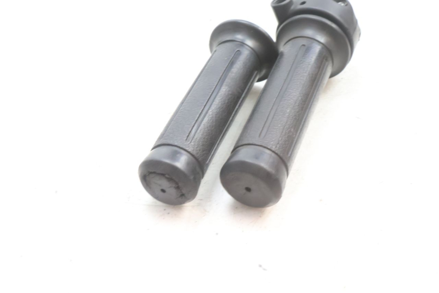 photo de POIGNEE ACCELERATEUR HONDA SH 125 (2001 - 2003) - Points de fixation