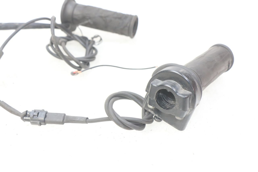 photo de POIGNEE ACCELERATEUR SUZUKI SIXTEEN 125 (2008 - 2010) - Vue d’ensemble