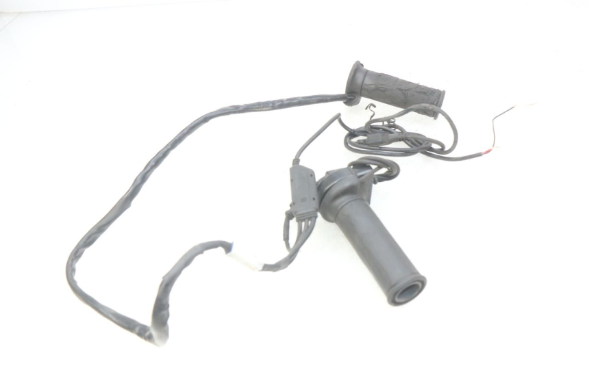 photo de POIGNEE ACCELERATEUR SUZUKI SIXTEEN 125 (2008 - 2010) - Points de fixation