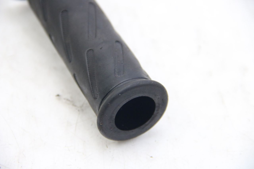 photo de POIGNEE ACCELERATEUR SUZUKI SIXTEEN 125 (2008 - 2010) - Détail de la pièce