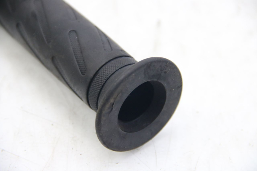 photo de POIGNEE ACCELERATEUR SUZUKI SIXTEEN 125 (2008 - 2010) - Gros plan technique