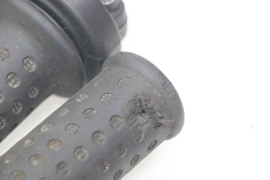 photo de POIGNEE ACCELERATEUR APRILIA SR 2T 50 (2018 - 2022) - Zoom état d’usage