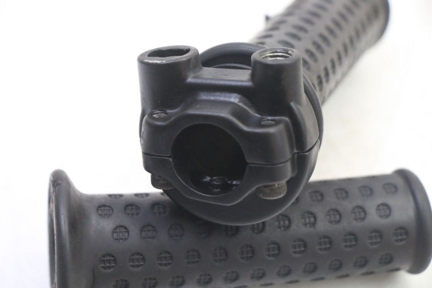 photo de POIGNEE ACCELERATEUR APRILIA SR 2T 50 (2018 - 2022) - Gros plan technique