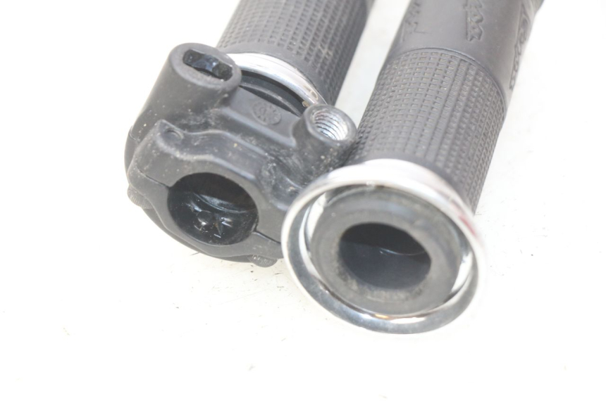 photo de POIGNEE ACCELERATEUR PIAGGIO VESPA GTS IGET ABS 125 (2017 - 2023) - Détail de la pièce