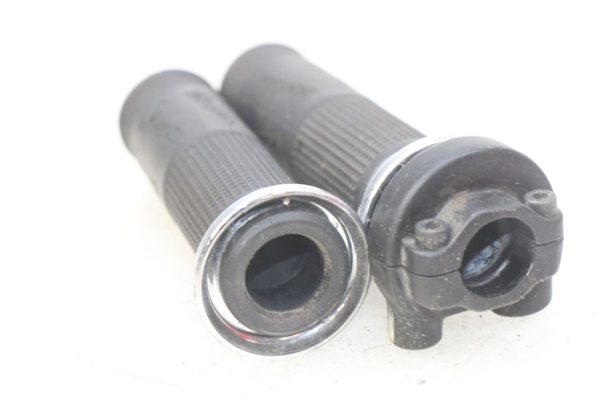 photo de POIGNEE ACCELERATEUR PIAGGIO VESPA GTS IGET ABS 125 (2017 - 2023) - Gros plan technique