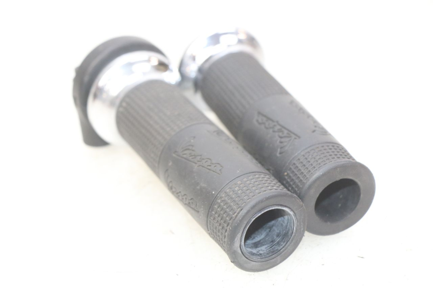 photo de POIGNEE ACCELERATEUR PIAGGIO VESPA GTS IGET ABS 125 (2017 - 2023) - Vue d’ensemble