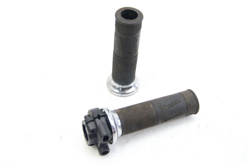 photo de POIGNEE ACCELERATEUR PIAGGIO VESPA GTS SUPER IE 125 (2009 - 2016) - Vue principale