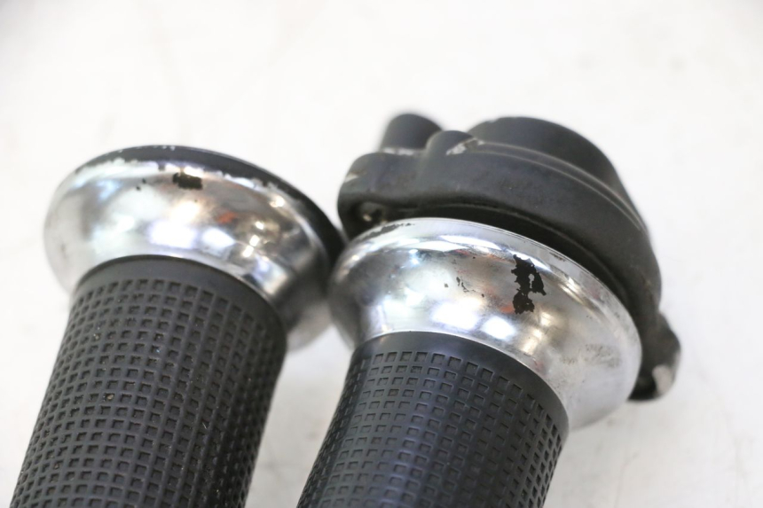 photo de POIGNEE ACCELERATEUR PIAGGIO VESPA LX 2T 50 (2005 - 2013) - Gros plan technique