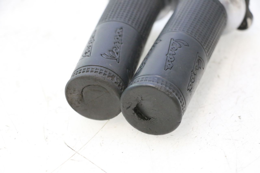 photo de POIGNEE ACCELERATEUR PIAGGIO VESPA LX 2T 50 (2005 - 2013) - Points de fixation