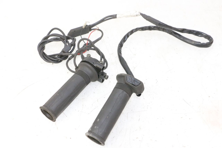 photo de POIGNEE ACCELERATEUR YAMAHA XMAX X-MAX 125 (2006 - 2009) - Vue principale