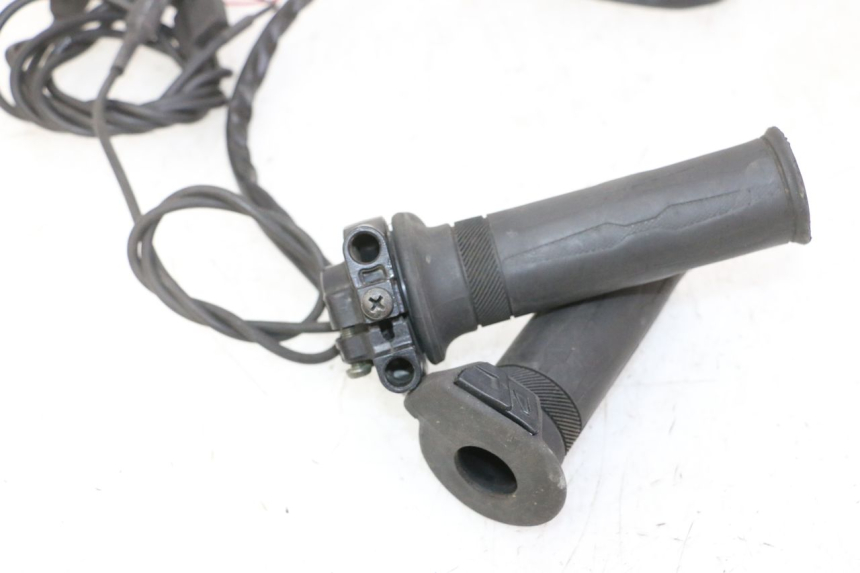 photo de POIGNEE ACCELERATEUR YAMAHA XMAX X-MAX 125 (2006 - 2009) - Zoom état d’usage