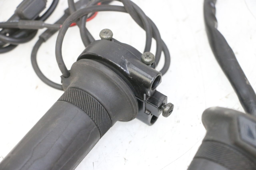 photo de POIGNEE ACCELERATEUR YAMAHA XMAX X-MAX 125 (2006 - 2009) - Marquages et références