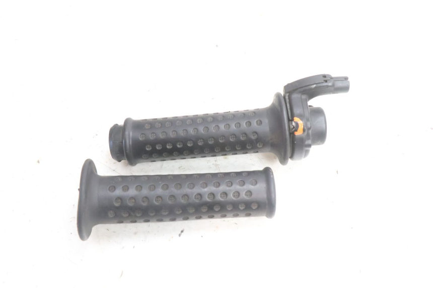 photo de POIGNEE ACCELERATEUR PIAGGIO X9 AMALFI 180 (2000 - 2003) - Autre angle de vue