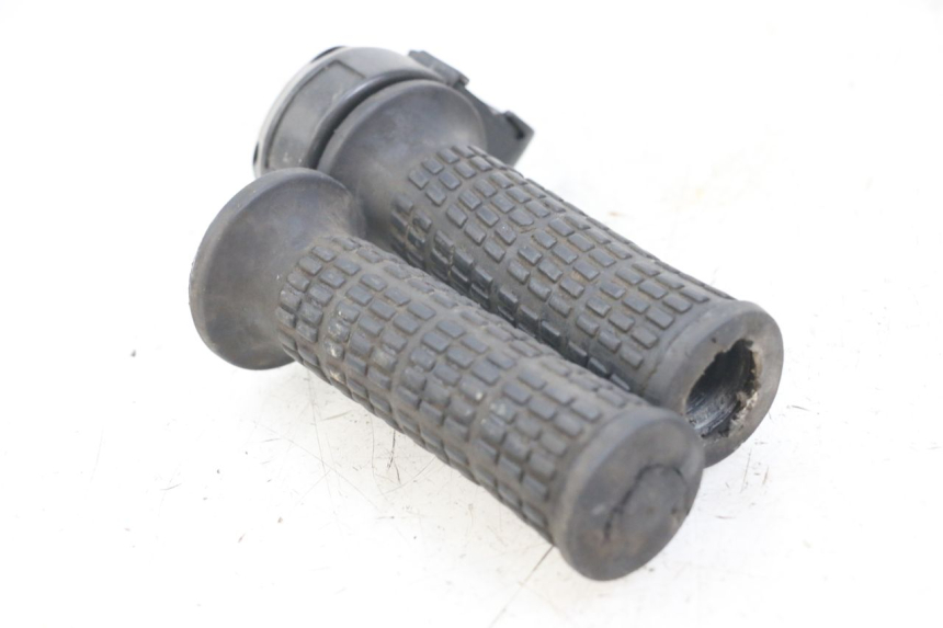 photo de POIGNEE ACCELERATEUR PEUGEOT XP6 50 (1997 - 2003) - Gros plan technique