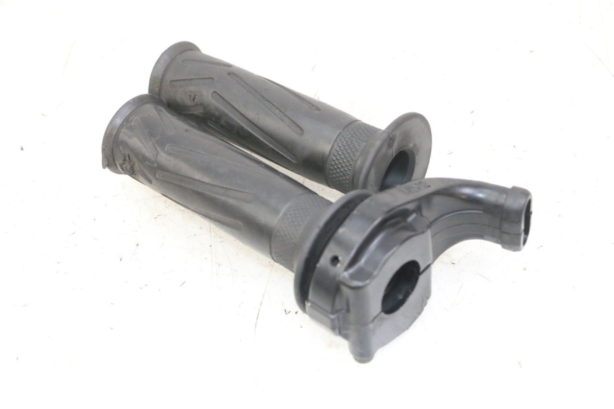 photo de POIGNEE ACCELERATEUR YAMAHA FZS FAZER 600 (2001 - 2003) - Gros plan technique
