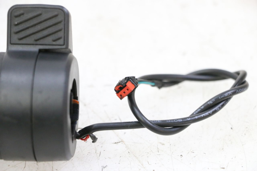 photo de POIGNEE ACCELERATEUR SEGWAY NINEBOT ZT3 PRO 1 - État de surface