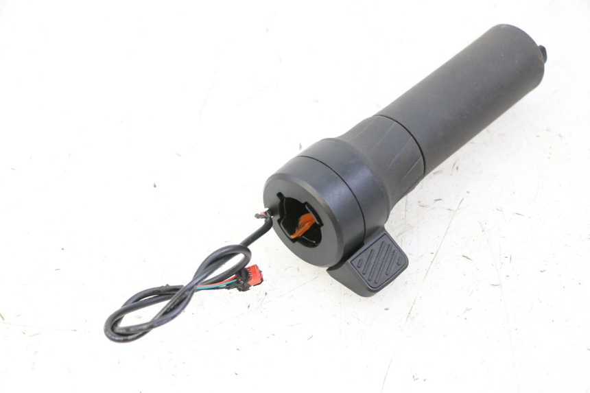 photo de POIGNEE ACCELERATEUR SEGWAY NINEBOT ZT3 PRO 1 - Pièce contrôlée