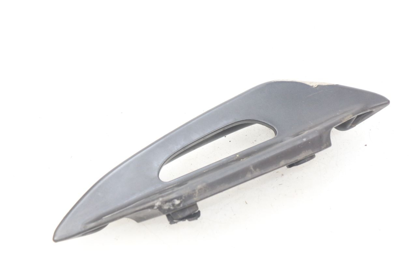 photo de POIGNEE ARRIERE DROITE SUZUKI BURGMAN 125 (2007 - 2014) - Gros plan technique