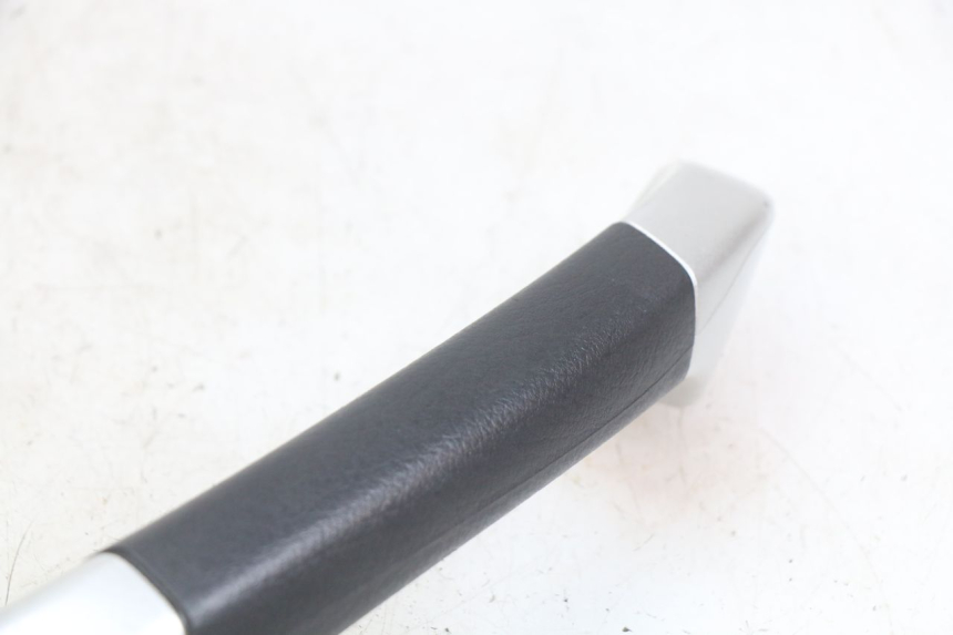 photo de POIGNEE ARRIERE DROITE PIAGGIO MP3 LT 400 (2007 - 2012) - Détail de la pièce