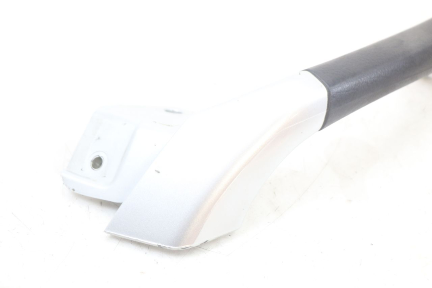 photo de POIGNEE ARRIERE DROITE PIAGGIO MP3 LT 400 (2007 - 2012) - Autre angle de vue