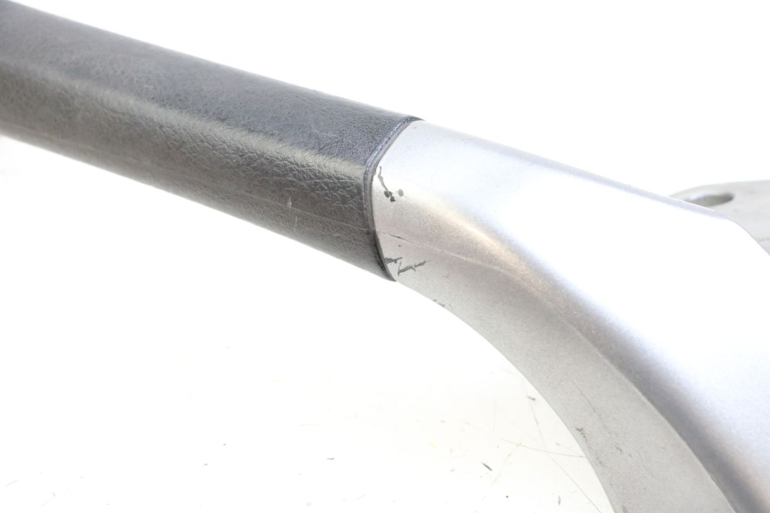 photo de POIGNEE ARRIERE DROITE  PIAGGIO MP3 125 (2006 - 2014) - Autre angle de vue