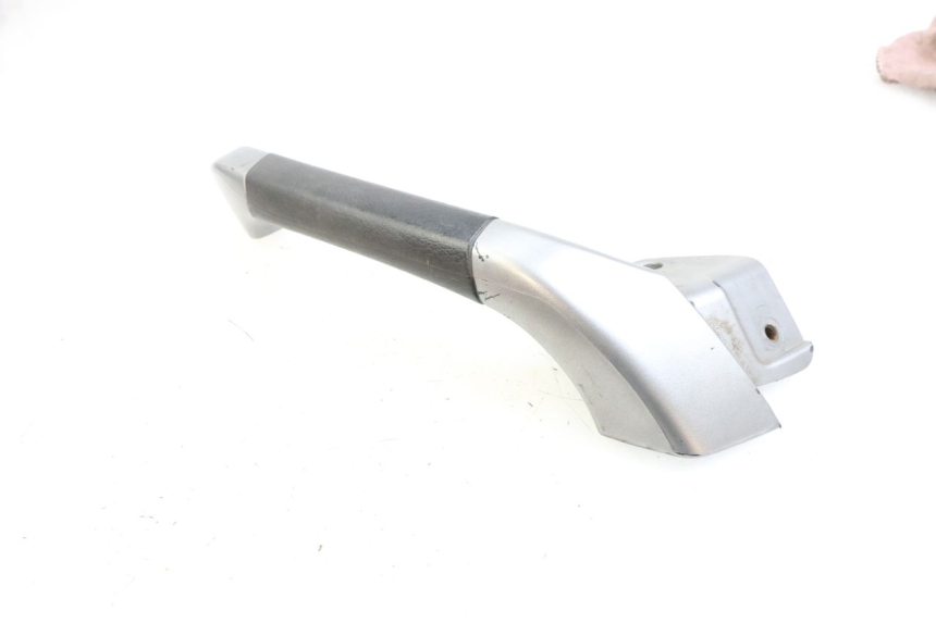 photo de POIGNEE ARRIERE DROITE  PIAGGIO MP3 125 (2006 - 2014) - Gros plan technique