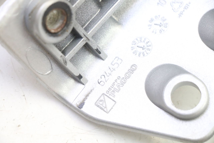 photo de POIGNEE ARRIERE DROITE PIAGGIO MP3 RL 250 (2006 - 2010) - État de surface