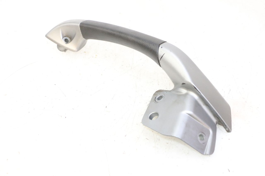 photo de POIGNEE ARRIERE DROITE  PIAGGIO MP3 125 (2006 - 2014) - Autre angle de vue