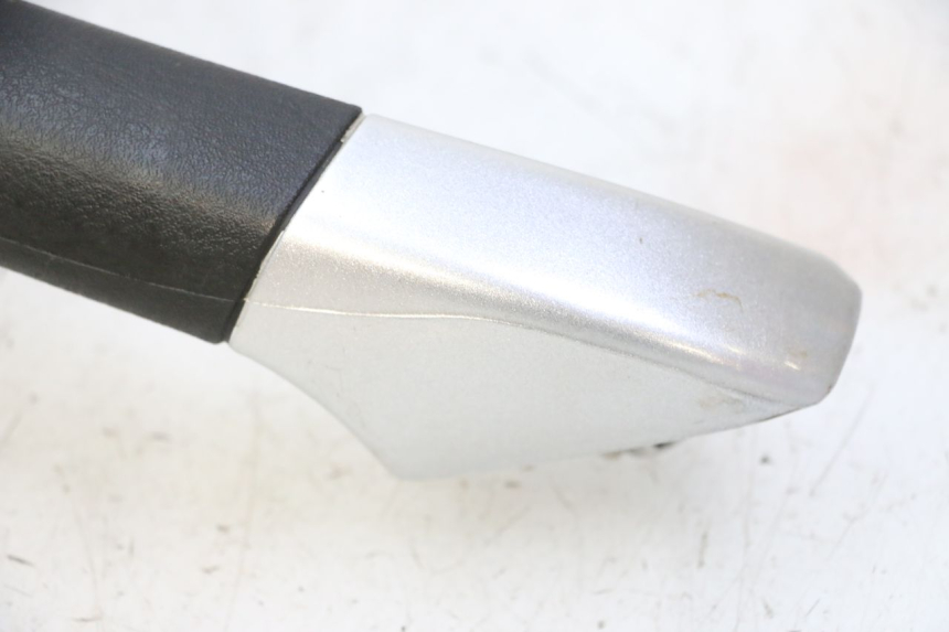 photo de POIGNEE ARRIERE DROITE PIAGGIO MP3 RL 250 (2006 - 2010) - Points de fixation