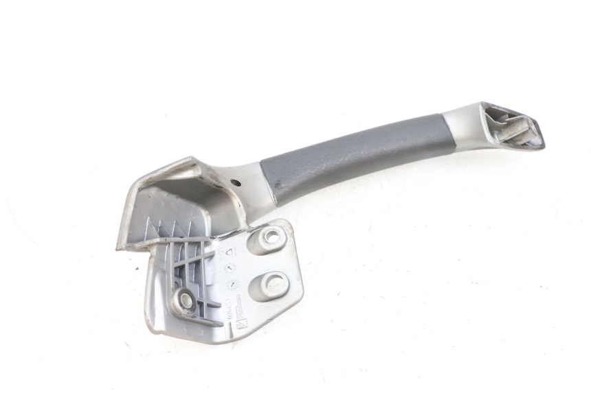 photo de POIGNEE ARRIERE DROITE  PIAGGIO MP3 125 (2006 - 2014) - Autre angle de vue