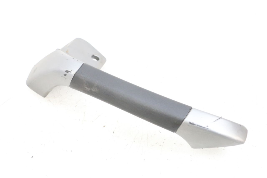 photo de POIGNEE ARRIERE DROITE  PIAGGIO MP3 125 (2006 - 2014) - État de surface