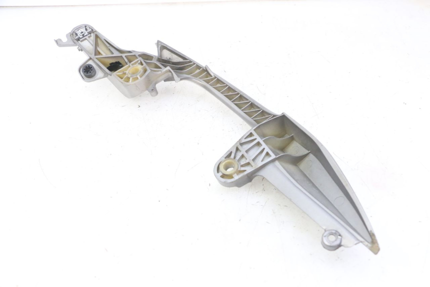 photo de POIGNEE ARRIERE DROITE  HONDA NTV DEAUVILLE ABS 700 (2007 - 2016) - Gros plan technique