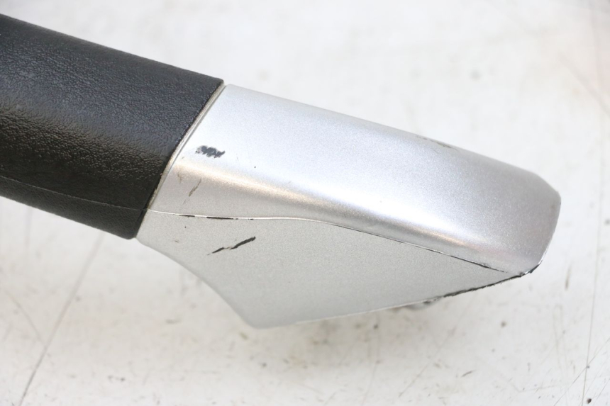 photo de POIGNEE ARRIERE DROITE PIAGGIO MP3 LT 400 (2007 - 2012) - Points de fixation