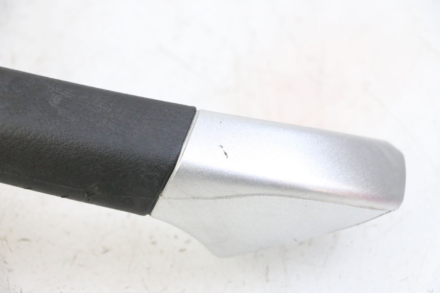 photo de POIGNEE ARRIERE DROITE PIAGGIO MP3 LT 400 (2007 - 2012) - État de surface