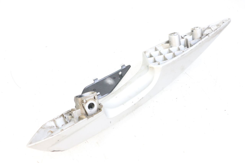 photo de POIGNEE ARRIERE DROITE  PEUGEOT SATELIS 125 (2010 - 2012) - Zoom état d’usage