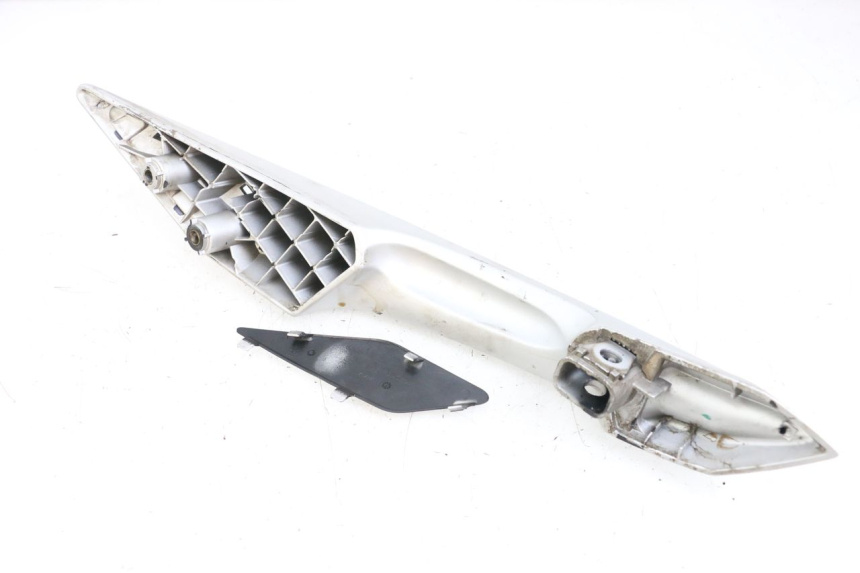 photo de POIGNEE ARRIERE DROITE  PEUGEOT SATELIS 125 (2010 - 2012) - Autre angle de vue