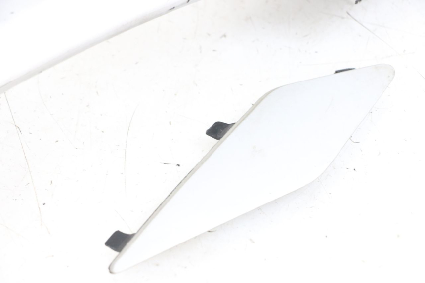 photo de POIGNEE ARRIERE DROITE  PEUGEOT SATELIS 125 (2010 - 2012) - Points de fixation