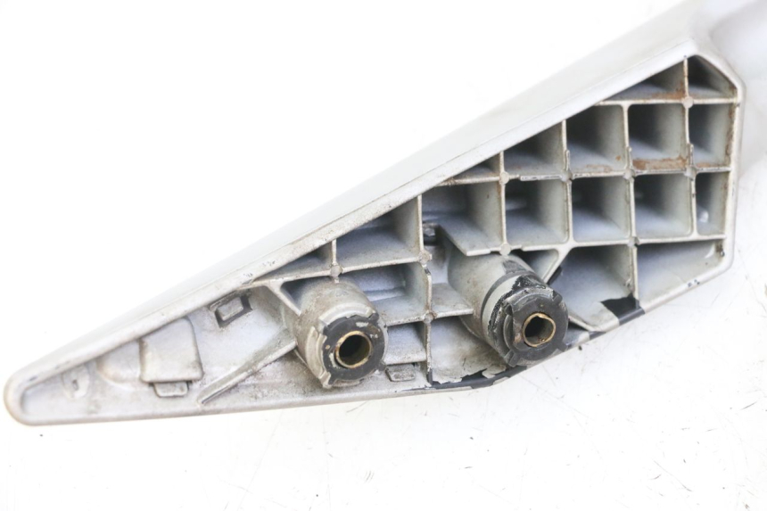 photo de POIGNEE ARRIERE DROITE  PEUGEOT SATELIS 125 (2013 - 2018) - Gros plan technique