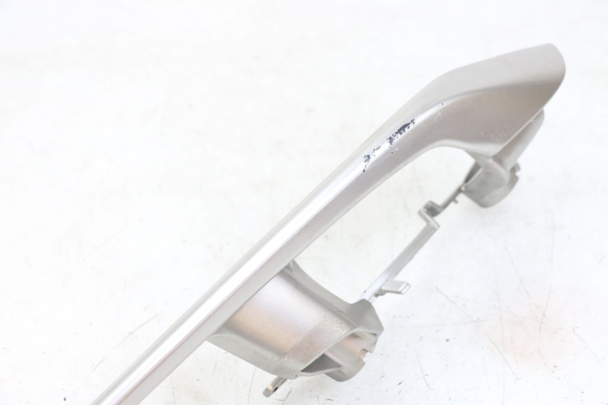 photo de POIGNEE ARRIERE DROITE YAMAHA XMAX X-MAX ABS 125 (2017 - 2020) - Détail de la pièce