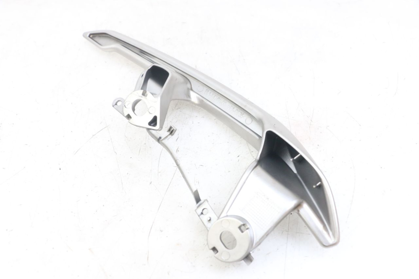 photo de POIGNEE ARRIERE DROITE YAMAHA XMAX X-MAX ABS 125 (2017 - 2020) - Autre angle de vue