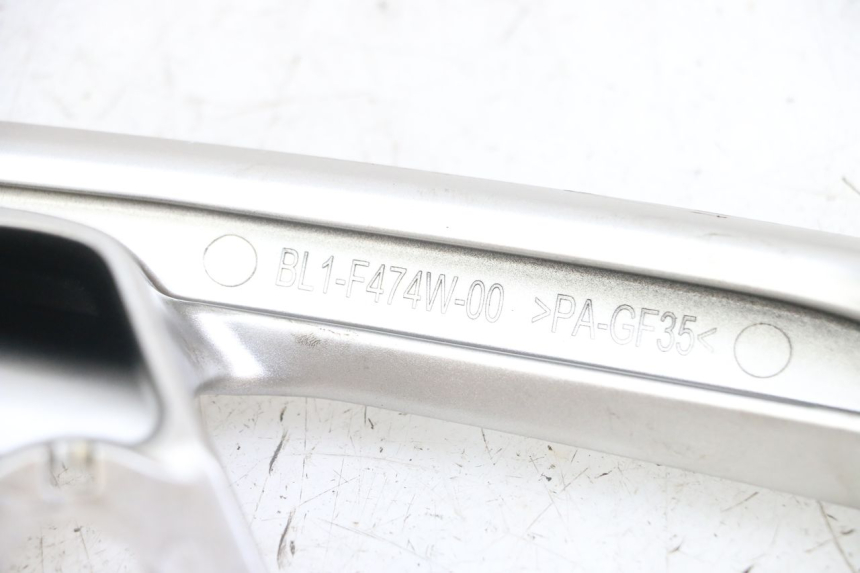 photo de POIGNEE ARRIERE DROITE YAMAHA XMAX X-MAX ABS 125 (2017 - 2020) - Gros plan technique