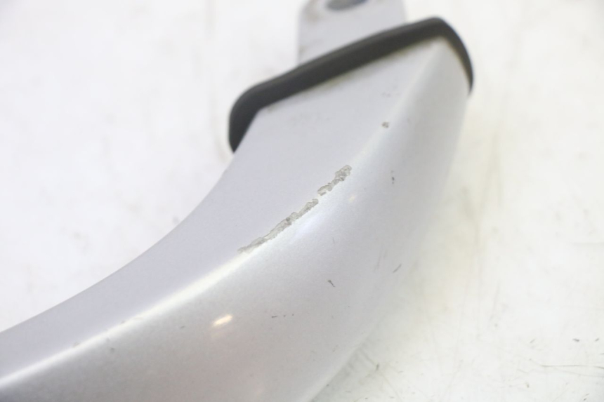 photo de POIGNEE ARRIERE DROITE  YAMAHA X-MAX XMAX 250 (2006 - 2009) - Autre angle de vue