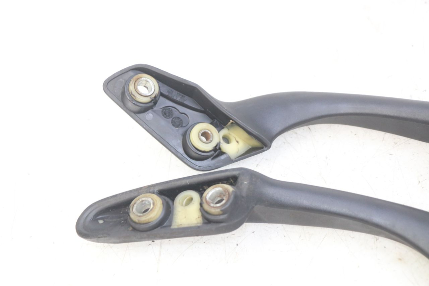 photo de POIGNEE ARRIERE HONDA FES PANTHEON 2T 125 (1998 - 2002) - État de surface