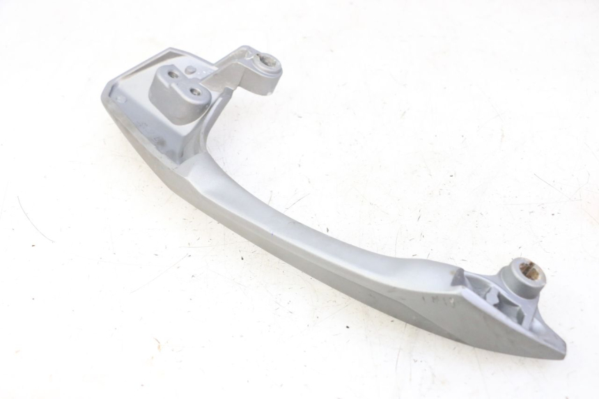 photo de POIGNEE ARRIERE GAUCHE SYM JOYMAX 125 (2010 - 2017) - Autre angle de vue