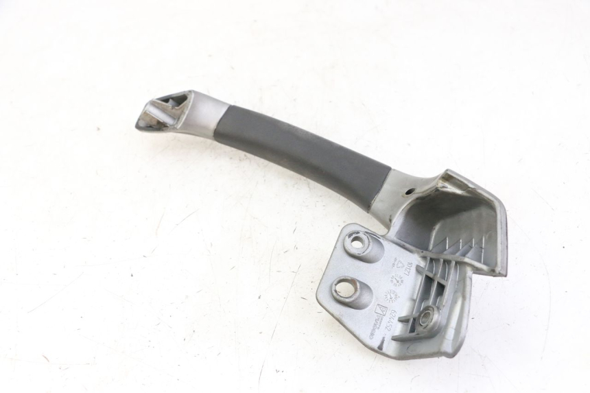 photo de POIGNEE ARRIERE GAUCHE PIAGGIO MP3 125 (2006 - 2014) - Autre angle de vue